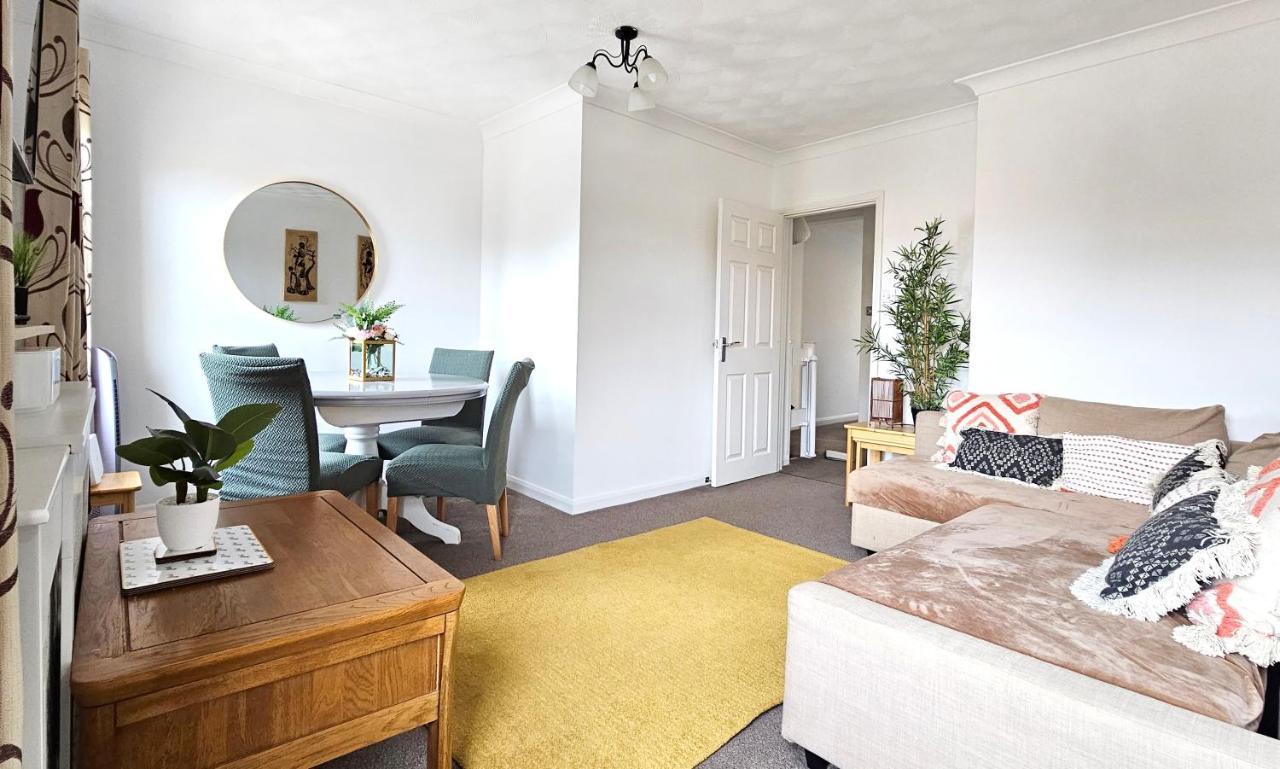 2 Bed Apt W/ Private Parking Close To Town Centre Huntingdon Exterior photo